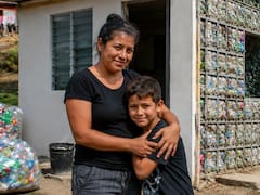 Construyó una casa con basura: una empleada doméstica ahorró por 9 años para levantar una vivienda de plástico reciclado para su hijo