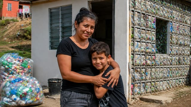 Una madre soltera ahorró 9 años y compró un terreno para su hijo, pero se quedó sin dinero para levantar la casa. Los vecinos la construyeron por ella