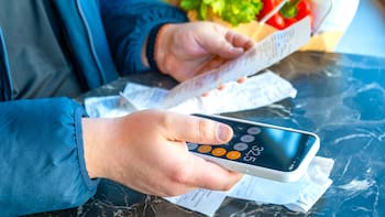 Cómo bajar el gasto de supermercado y servicios para pagar menos el mes que viene: la lista de trucos que todos pueden implementar en el hogar