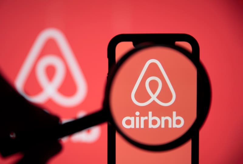 Consumo sanciona con 64 millones a Airbnb por anunciar viviendas sin licencia. (Fuente: archivo).