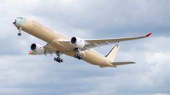 Despega el avión comercial más potente del mundo: podrá volar durante 22 horas seguidas y superará los 18.500 km sin escalas