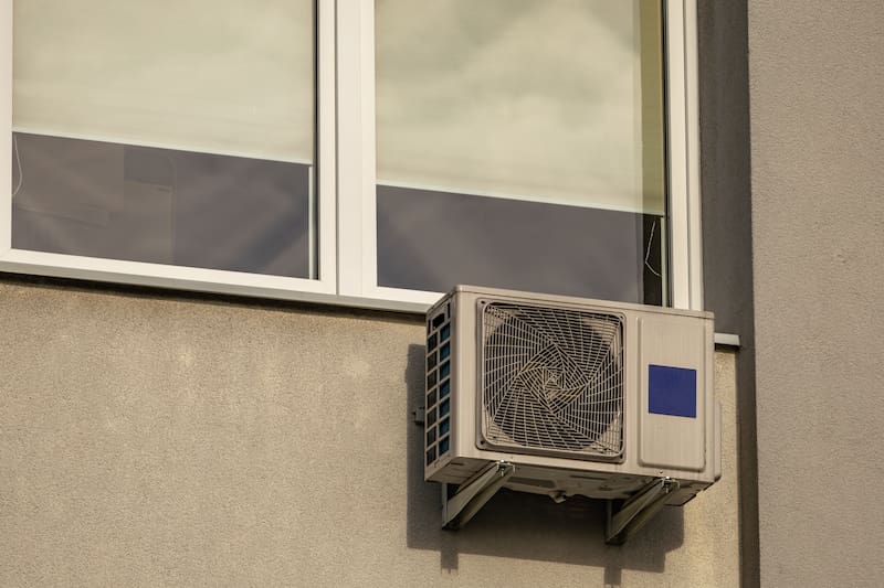 Oficial | Impiden colocar el aire acondicionado en las fachadas de las viviendas que no cumplan el artículo 7 de la LPH publicada en el BOE (foto: Shutterstock)