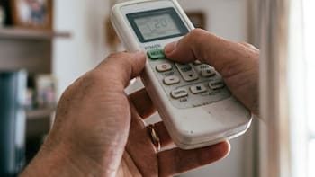 Para qué sirve mantener presionado el botón “Mode” del control del aire acondicionado y cómo ahorrar energía