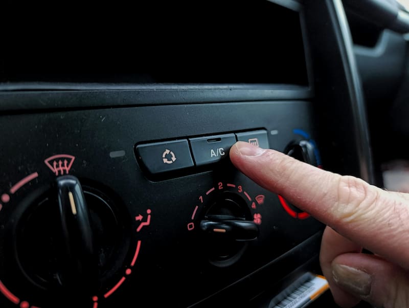 Ese pequeño símbolo con un auto y una flecha circular puede marcar una gran diferencia en el confort dentro del vehículo y hasta en el rendimiento del aire acondicionado del auto. Imagen: Pexels.
