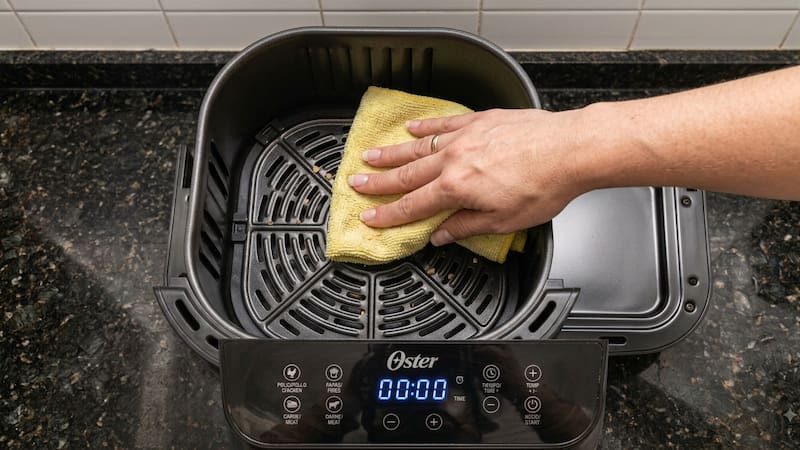 Cada cuánto hay que limpiar la airfryer para evitar malos olores.