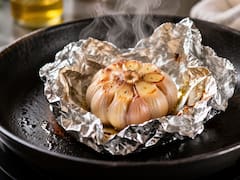 Confirmado por expertos en la salud | Qué pasa al cocinar ajos con aluminio: el sabor no vuelve a ser el mismo pero, ¿es seguro?