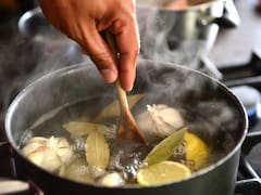 Mezclar ajo crudo con jugo de limón: para qué sirve y por qué todos lo hacen