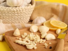 Un artículo de salud recomienda triturar o cortar los ajos antes de agregarlos a los alimentos: por qué