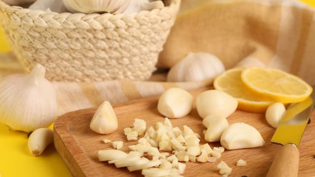 Un artículo de salud recomienda triturar o cortar los ajos antes de agregarlos a los alimentos: por qué