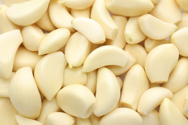 Triturar o masticar el ajo antes de comerlo activa la alicina, la enzima que lo potencia y trae beneficios para la salud.