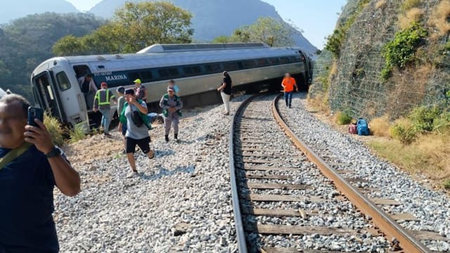 Descarriló uno de los trenes más históricos del país: la ruta que prometía conectar todo terminó en tragedia con 13 muertos