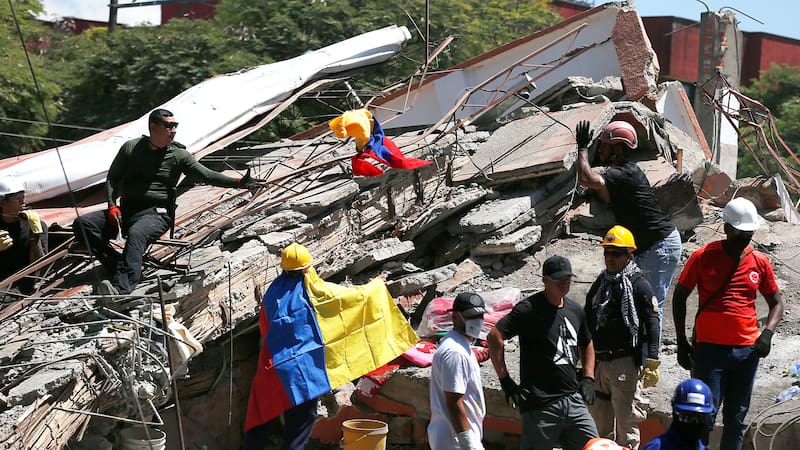 A un mes del terremoto de magnitud 7,4 que golpeó a Cali, la ciudad rindió homenaje a las 154 víctimas de la tragedia mientras miles de familias continúan evacuadas y las autoridades avanzan con la evaluación y demolición de edificios afectados.