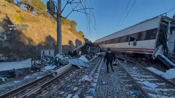 Tragedia en España: asciende a 39 el número de muertos por el descarrilamiento de dos trenes de alta velocidad