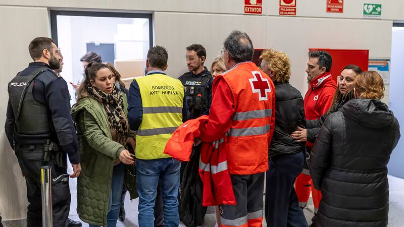 HUELVA, 18/01/2025.- Llegada a la estación de tren de Huelva de familiares de viajeros de los trenes del accidente ocurrido esta tarde en Córdoba.