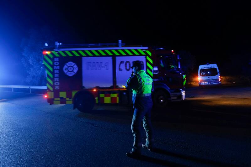 ADAMUZ (CÓRDOBA), 18/01/2026.- Llegada de efectivos de emergencias al lugar del accidente de tren ocurrido esta tarde en Córdoba, al descarrilar un convoy con más de 300 pasajeros y chocar con otro que circulaba por la vía contigua, a la altura de Adamuz, en Córdoba, en un siniestro en el que al menos hay diez los muertos y 25 heridos graves. EFE/Salas