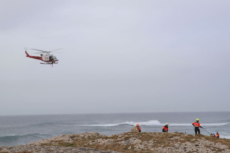 SANTANDER, 03/03/2026.- Al menos tres personas han fallecido y otras tres continúan desaparecidas tras caerse al mar, entre acantilados, por la rotura de una de las pasarelas peatonales de madera que hay en la zona del Bocal, en Santander. Según han informado fuentes de la Delegación del Gobierno en Cantabria, por la pasarela andaban, a la hora en la que se rompió, sobre las 16:30 horas, siete personas, todos ellos adultos jóvenes. EFE/ Celia Agüero Pereda