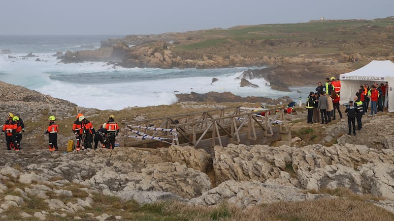 SANTANDER, 03/03/2026.- Al menos tres personas han fallecido y otras tres continúan desaparecidas tras caerse al mar, entre acantilados, por la rotura de una de las pasarelas peatonales de madera que hay en la zona del Bocal, en Santander. Según han informado fuentes de la Delegación del Gobierno en Cantabria, por la pasarela andaban, a la hora en la que se rompió, sobre las 16:30 horas, siete personas, todos ellos adultos jóvenes. EFE/ Celia Agüero Pereda