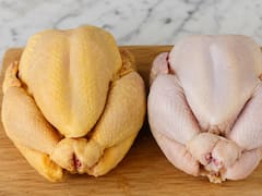 Pollo con piel amarilla o piel blanca: cuál es la diferencia y cuál debes comprar, según expertos