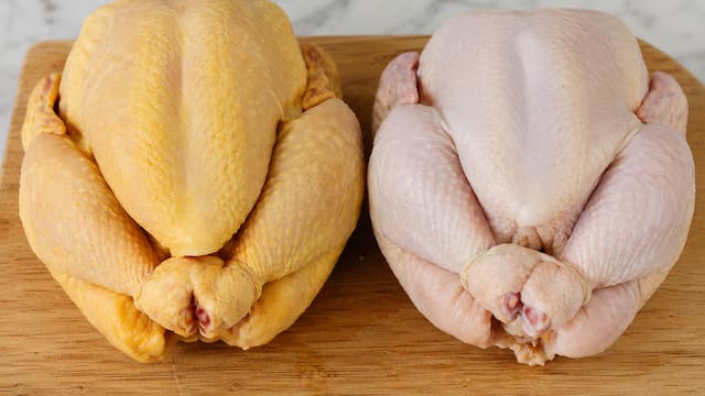 Pollo con piel amarilla o piel blanca: cuál es la diferencia y cuál debes comprar, según expertos