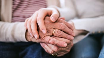 Al morir el titular de una cuenta bancaria, ¿qué gestiones debe realizar la familia para cancelarla y no pagar multas ni sanciones?
