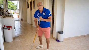 Alan Brozel, 74 años: “Me mudé a España para disfrutar mi jubilación, pero ahora cobro una pensión mínima y debo trabajar”