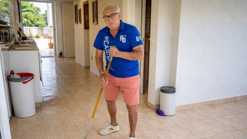 Alan Brozel, el jubilado que se mudó a España y debió trabajar. (Fuente: recreación realizada con ChatGPT)