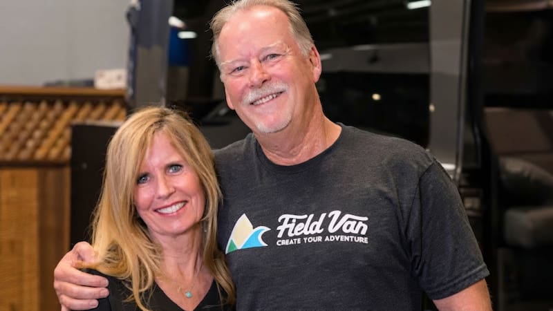 Alan y Liz Feld recorren Estados Unidos en un motorhome diseñado para viajes de aventura y larga duración.