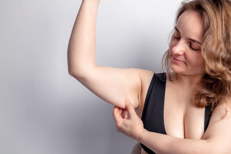Trucos y ejercicios caseros para quitar la grasa debajo del brazo