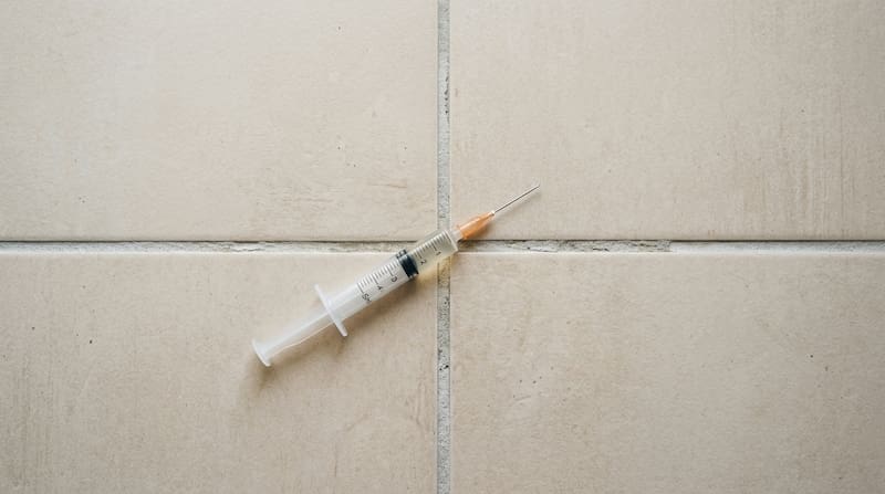 Un albañil comparte cómo arreglar baldosas flojas con una técnica casera sin romper todo el piso.