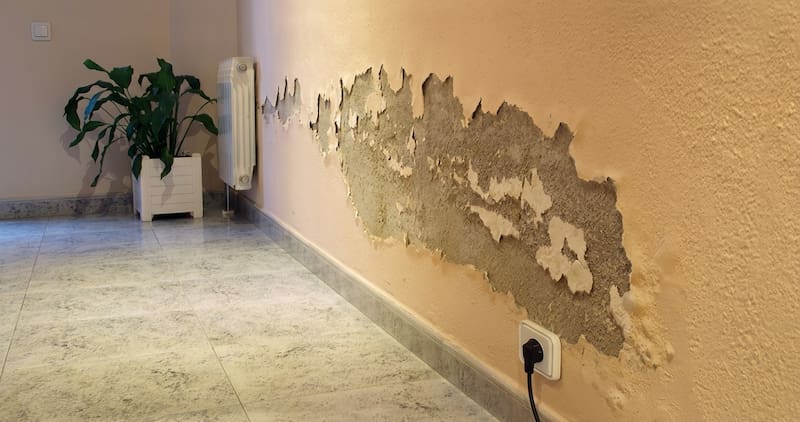 Un albañil enseña cómo arreglar una pared húmeda con una técnica fácil sin derribar toda la mampostería.