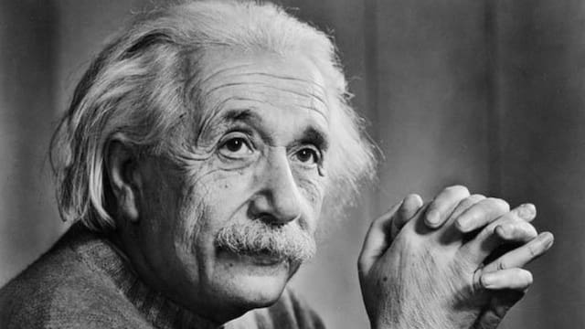 Albert Einstein, científico alemán: “Una vida tranquila y modesta trae más alegría que la inquietud de buscar el éxito”