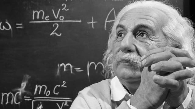 Albert Einstein, físico: “Una vida tranquila y modesta trae más alegría que la persecución del éxito constante”