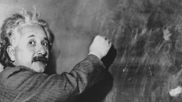 Albert Einstein, científico: “Una vida tranquila y modesta brinda más alegría que la inquietud de buscar el éxito”