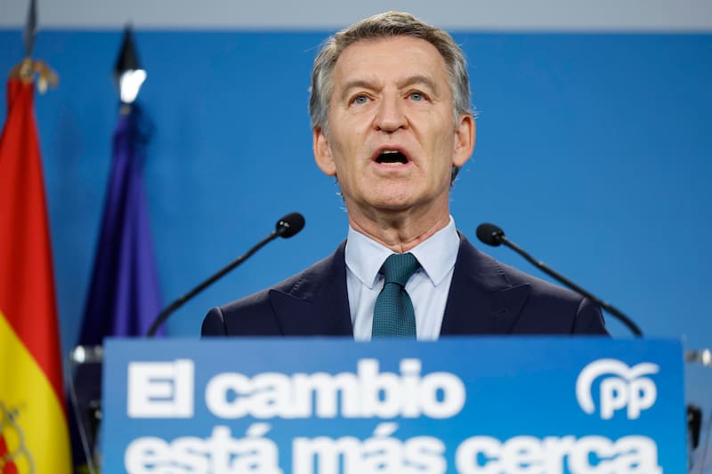 Alberto Núñez Feijóo durante una comparecencia en la sede del partido en la calle Génova de Madrid este lunes para hacer una valoración sobre el anuncio del presidente del Gobierno, Pedro Sánchez, de convocar elecciones el próximo 29 de noviembre.