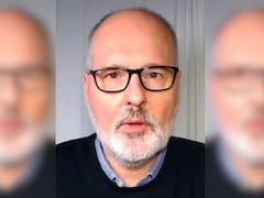 Alberto Sanagustín, médico: “Un vaso de agua junto a la cama es un seguro de vida para activar la circulación”