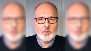 Alberto Sanagustín, médico: “Un vaso de agua junto a la cama es un seguro de vida para activar la circulación”