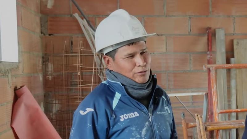 Albino, albañil boliviano en España: “Trabajando en la construcción gano unos 1400 euros al mes, en mi país serían 400 euros”