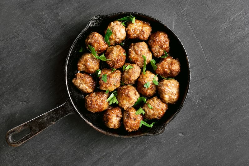 La combinación de ingredientes y una cocción cuidada ayuda a conseguir albóndigas caseras más tiernas y jugosas.