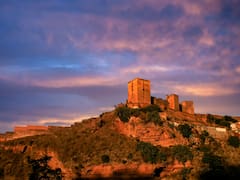 Con su impresionante castillo romano, esta ciudad es conocida como “la perla del sur” y hay que visitarla al menos una vez en la vida