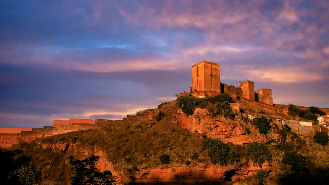 Con su impresionante castillo romano, esta ciudad es conocida como “la perla del sur” y hay que visitarla al menos una vez en la vida