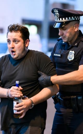 Alerta, confirmado: por orden del Gobierno, las personas que tomen estas bebidas en la calle serán multados económicamente