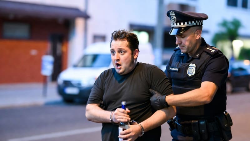 Alerta, confirmado: por orden del Gobierno, las personas que tomen estas bebidas en la calle serán multados económicamente. (Representación creada con IA)