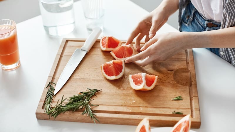 Rociar alcohol y pomelo en el inodoro: para qué sirve y por qué lo recomiendan