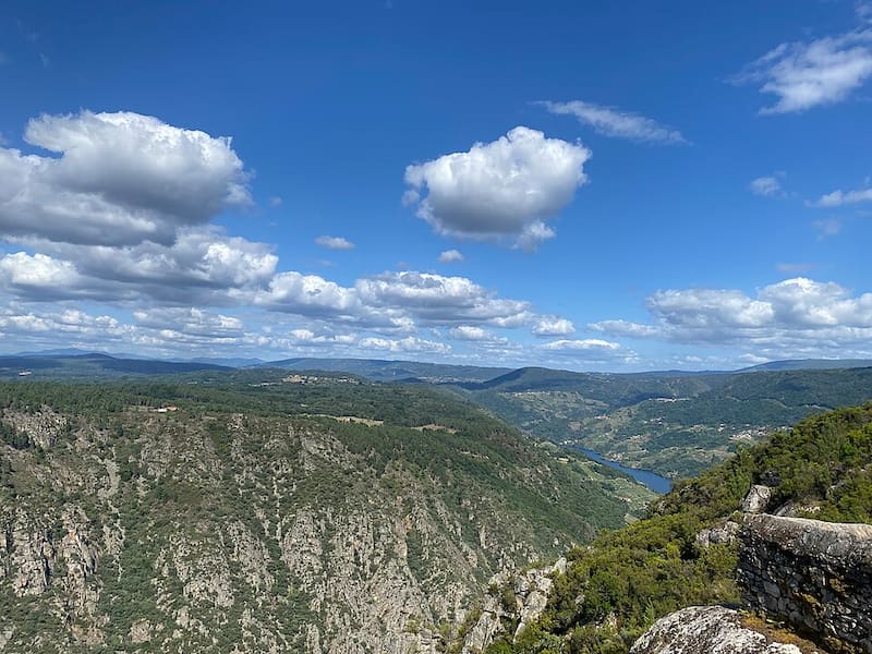 La aldea está ubicada en la Ribeira Sacra, territorio que se extiende entre las provincias de Lugo y Ourense (foto: Wikimedia Commons)