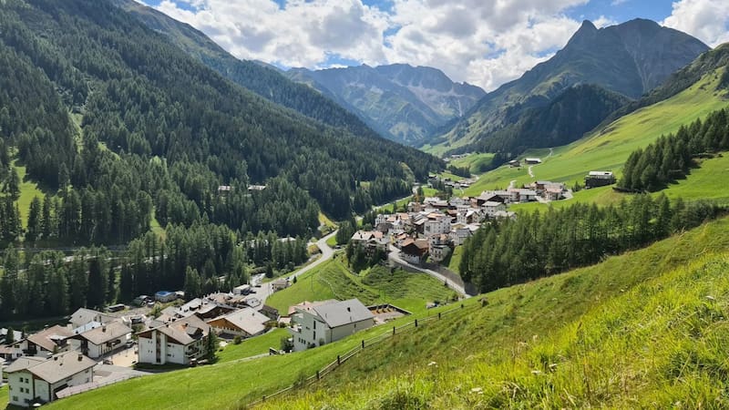 La localidad forma parte de los Alpes Suizos.
