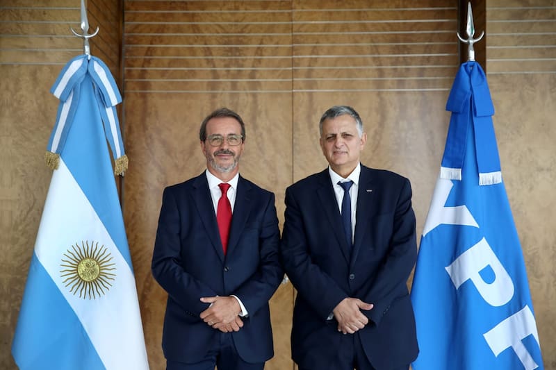 Alejandro Butti (CEO de Santander) y Horacio Marín (CEO de YPF) tras la firma del acuerdo para proveer servicios financieros por la App YPF Digital 180226