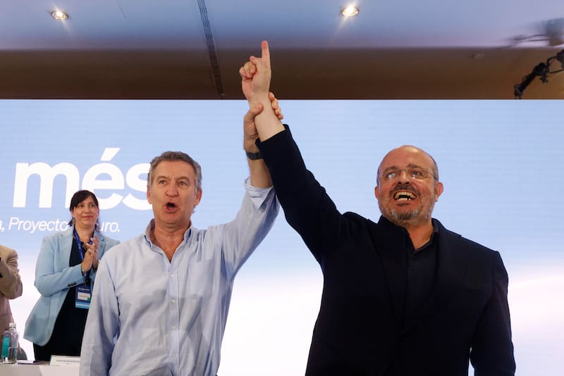 BARCELONA, 27/06/2026.- El presidente del PP, Alberto Núñez-Feijóo (i), celebra junto a Alejandro Fernández (d) que ha sido reelegido este sábado como presidente del PP de Cataluña con el 97,51 % de los votos, en un proceso en el que no se postuló ningún candidato alternativo. EFE/ Quique Garcia