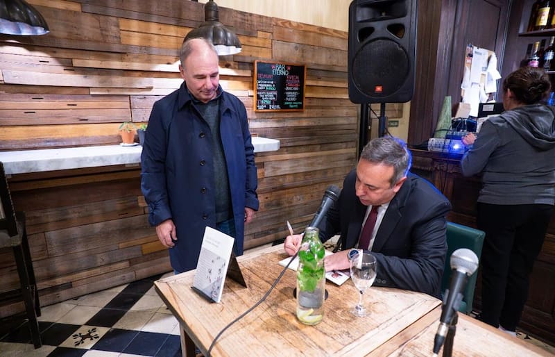 Alejandro Mellincovsky firma ejemplares de su obra.