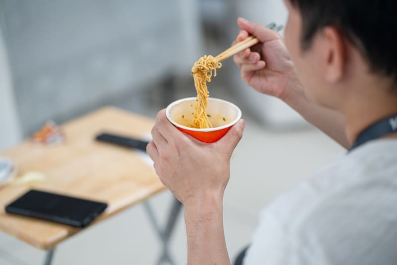 Profeco alerta por el consumo de sopas de paquetes.