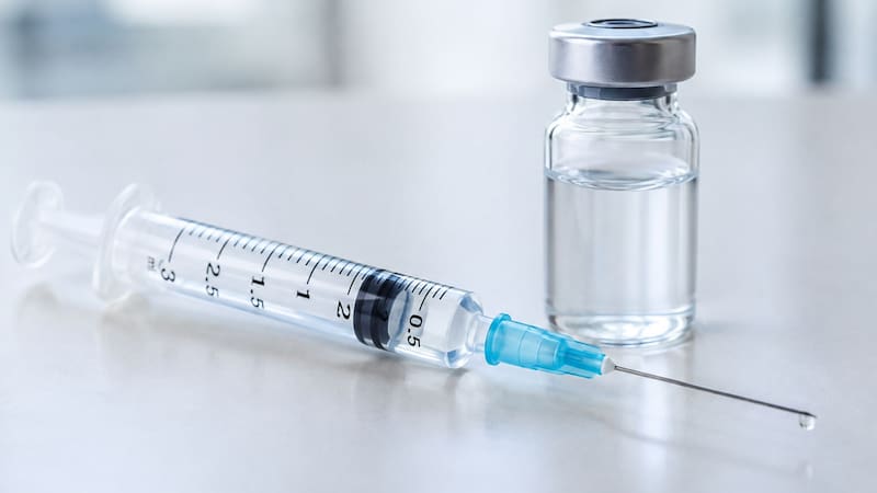 Entre las sustancias mencionadas aparecen Retatrutide, BPC-157, TB-500, GHK inyectable, Ipamorelin/CJC-1295, MOTS-S, Epitalon, Semax/Selank, Melanotan II, AOD-9604 y DSIP. (Foto: IA)